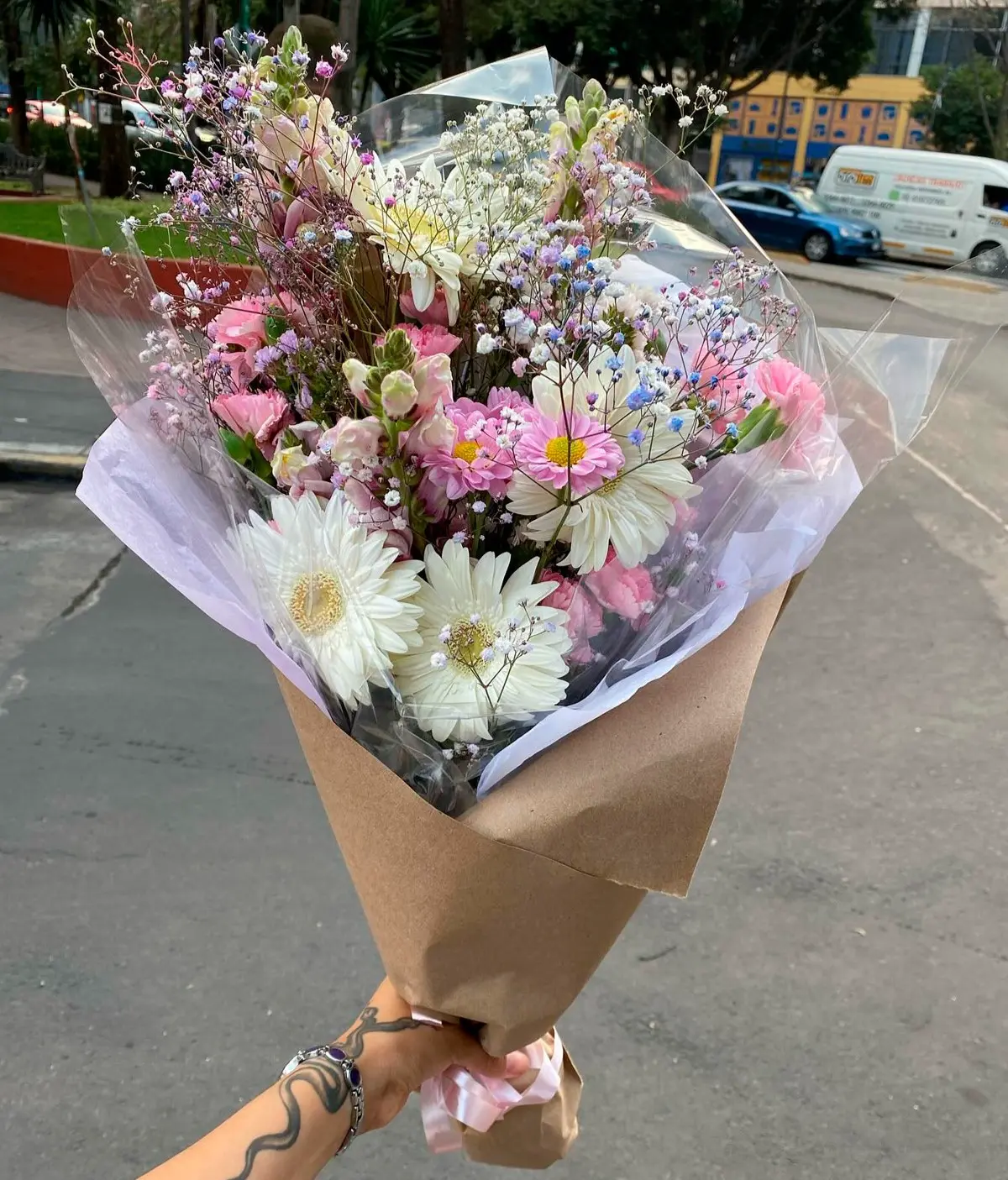 Serenata con ramo de flores lila pastel